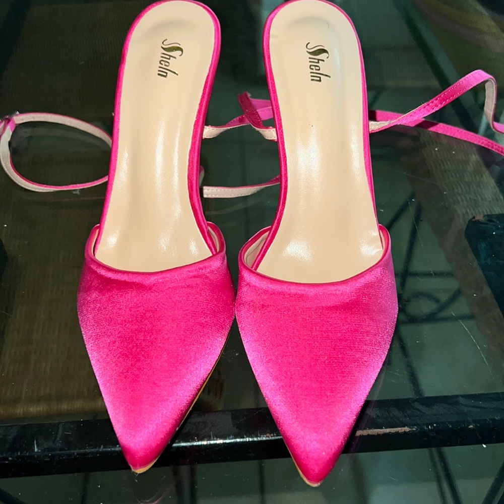 Satin tie leg design, point toe, strappy pumps